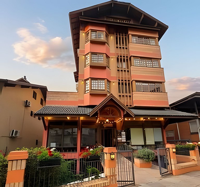 Siga Gramado- Cobertura Linda! 2 vagas no Centro!
